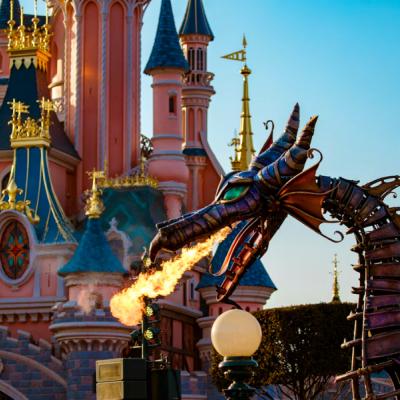 Zámok a drak v Disneylande v Paríži.