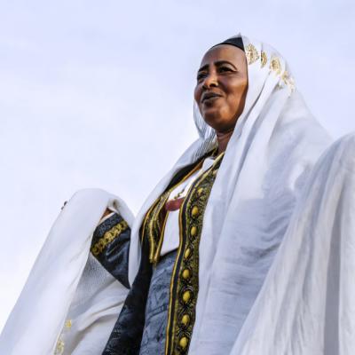 Etiópska žena v bielom odeve.