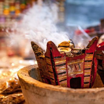 Voňavé kadidlo na trhu v meste.