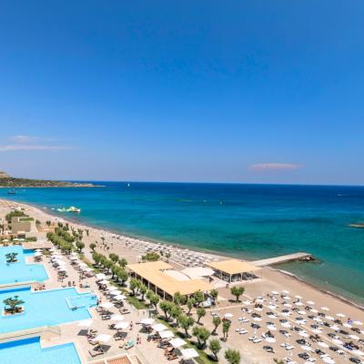 Pláž Faliraki s modernými hotelmi a tyrkysovou farbou vody.