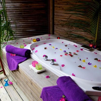 kúpeľňa vo vilke hotela Kuredu, Maldivy.