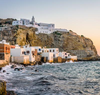 Mesto Nisyros s tradičnými domami a hradom nad morom na ostrove Kos, Grécko
