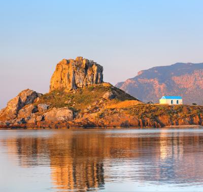 Ostrov Kastri s kaplnkou Agios Nikolaos pri pobreží Kosu v Grécku