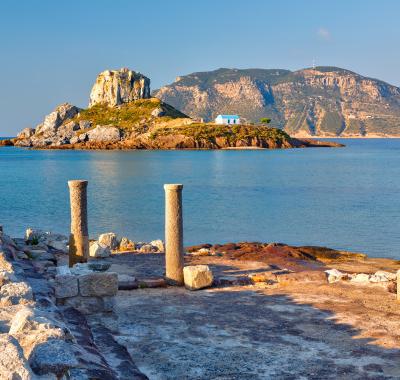 Antické ruiny s výhľadom na ostrov Kastri pri Kos, Grécko