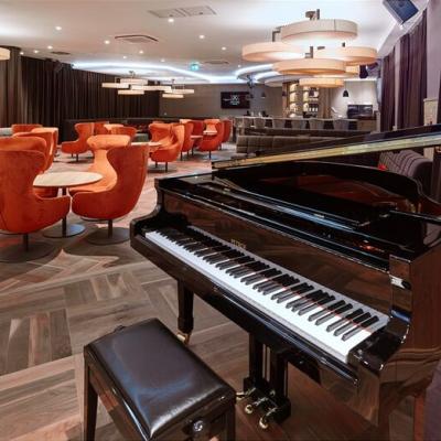 Interiér hotela x-bionic sphere - bar s klavírom. Foto: CK SATUR