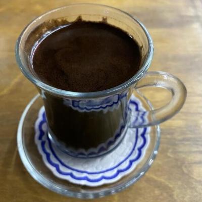 Silná čierna káva v sklenom poháriku.