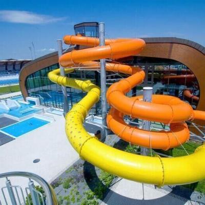 Vonkajšie farebné tobogany a bazény hotela x-bionic sphere v Šamoríne.