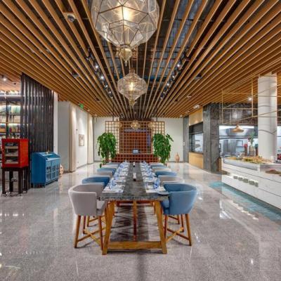Reštaurácia a bufetové stoly hotela Crowne Plaza Resort Salalah. Omán