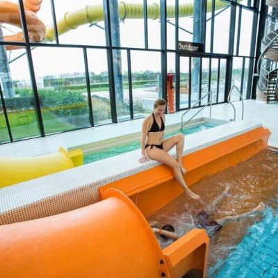 Bazén a dva tobogany v interiéri hotela x-bionic shpere v Šamoríne.