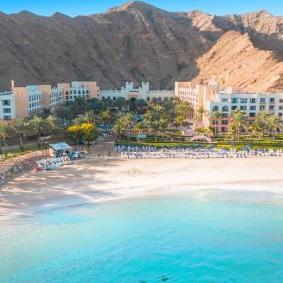pláž krásneho rezortu Shangri-La Al Jissah v architektonickom štýle Dhofari, Muscat
