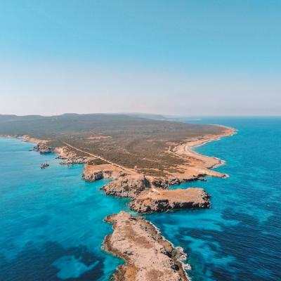 Divoké pobrežie oblasti Famagusta