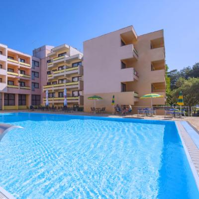 hotel Donat s bazénom a hlavnou budovou. Chorvátsko.