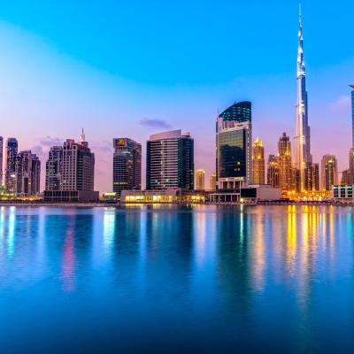 Večerný pohľad na Dubai Creek, Spojené arabské emiráty.