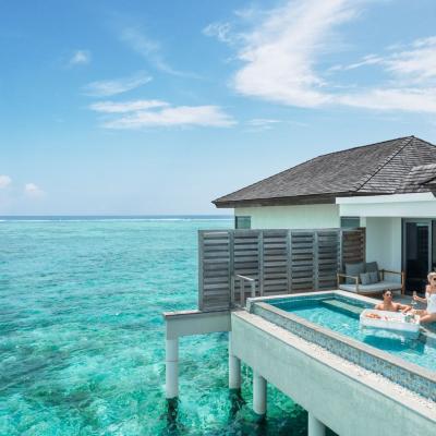 vodná vilka a plávajúce raňajky v bazéne