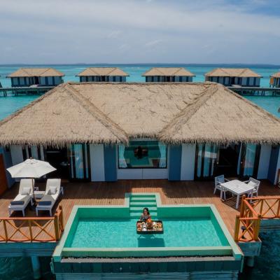 plávajúce raňajky vo vodnom bungalove hotela Noku Maldives, Vignette Collection, Maldivy