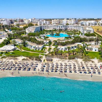 Pláž a budova hotela Club Melia El Mansour Mahdia v Tunisku.