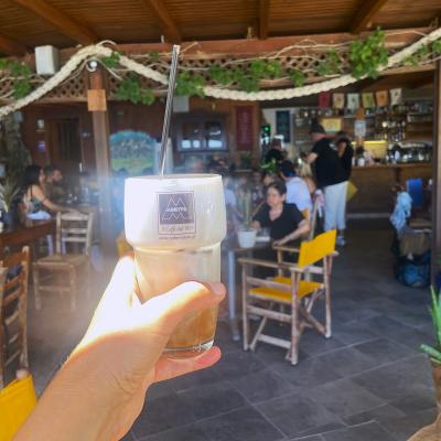 Frappé v taverne.