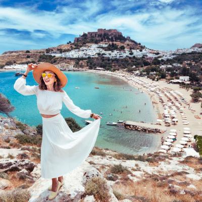 Cestovateľka v bielych šatách pri Lindose, Rodos