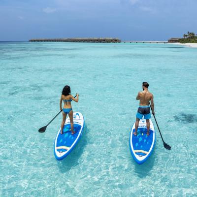 Párik na paddleboarde v maldivskej lagúne