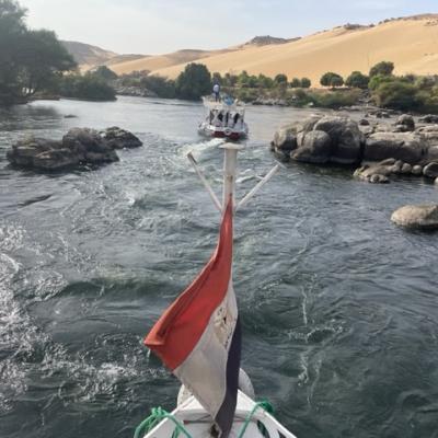 Rieka Níl a plavba motorovým člnom v Asuáne.