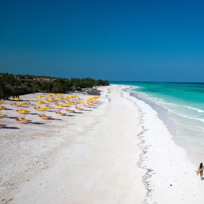 Piesková pláž pred hotelom Emerald. Zanzibar