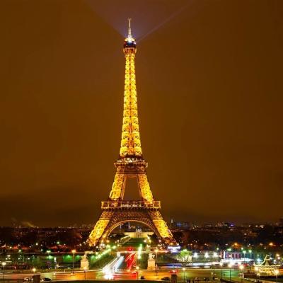 Osvetlená Eiffelova veža. Paríž