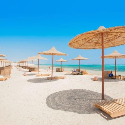 Pláž s lehátkami pred hotelom Gemma v Marsa Alam.