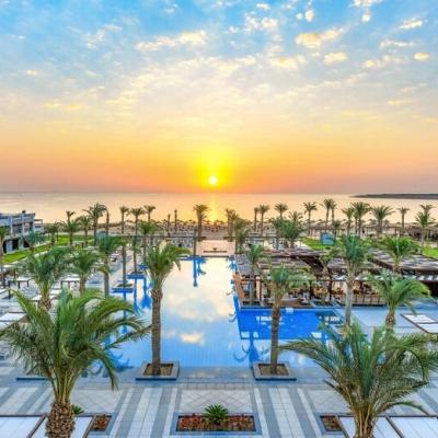 Bazén, palmy a pláž hotela Iberotel Costa Mares. Egypt