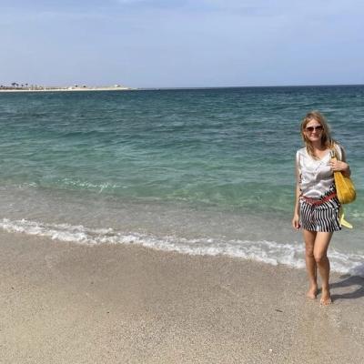 Norika Fedorová na pláži hotela Malikia Resort Abu Dabbab