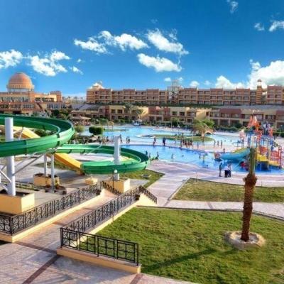 Bazén, záhrada a budova hotela Malikia Resort Abu Dabbab
