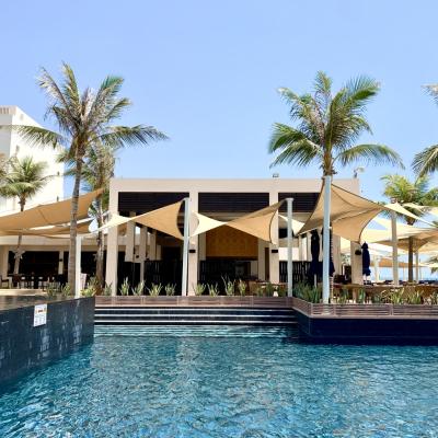 Budova hotela a bazén v Anantara Al Baleed