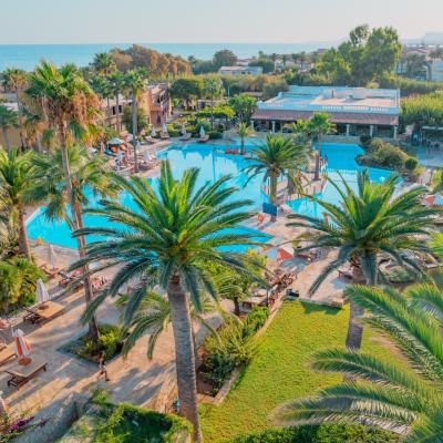 Tropická záhrada a bazén Aquila Rithymna Beach. Kréta.