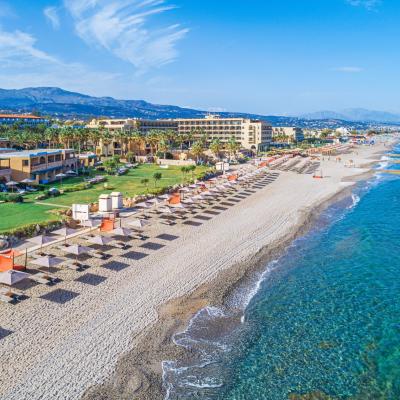 Piesková pláž a rezort Aquila Rithymna Beach. Kréta.