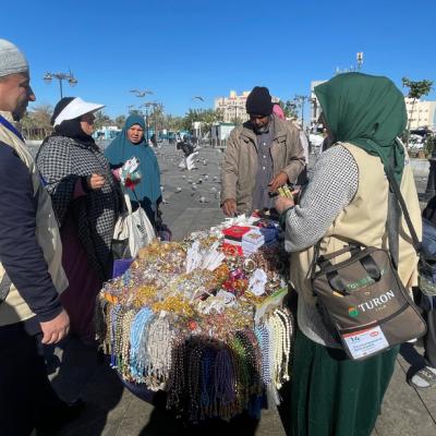 Predajca suvenírov v Medine pri mešite. KSA