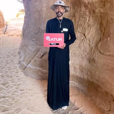 Saudský sprievodca víta klientov SATUR v Hegre. KSA