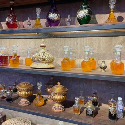 Luxusné parfumy v predajni v AlUla. KSA