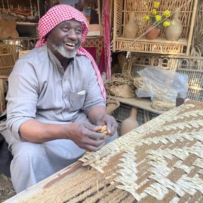 Saudský remeselník vyrába z palmových vlákien kreslo. Medina. KSA