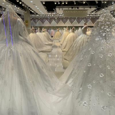 Svadobné šaty - bohatý a luxusný výber v nákupnom centre v Jeddah. KSA