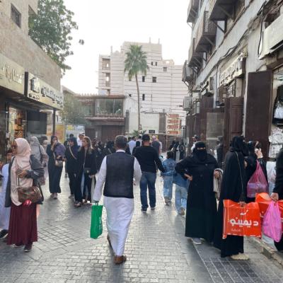 Nákupjúci Saudi v starom meste v Jeddah. KSA.