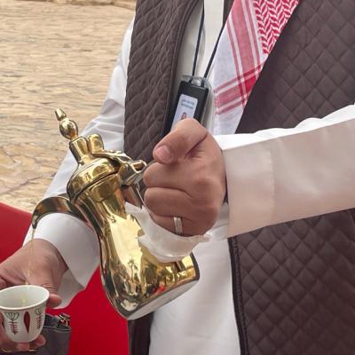 Saud nalieva na uvítanie saudskú kávu s kardamonom. KSA