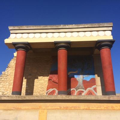 Palác Knossos s farebnými freskami na Kréte.