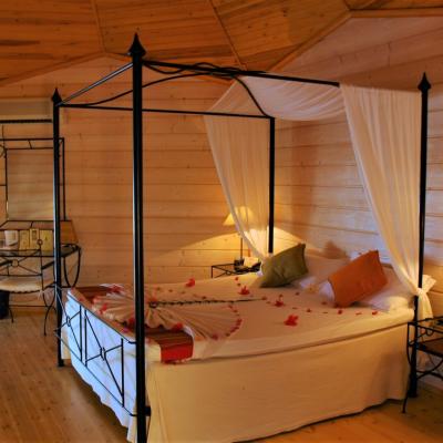 posteľ vo vilke hotela Kuredu, Maldivy.