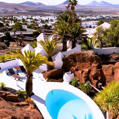 Bazén a záhrada v sopečnom prostredí Lagomar. Lanzarote.
