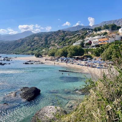 Pláž a hotely v Plakias.