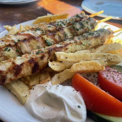 Souvlaki na tanieri.