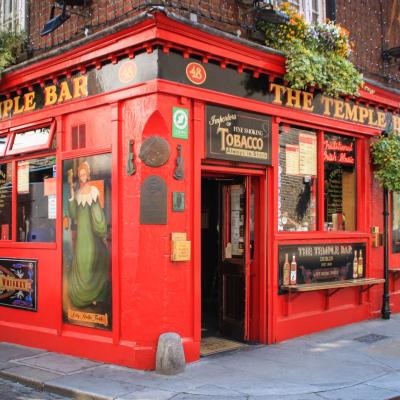 Červený bar Temple v Dubline. Írsko.