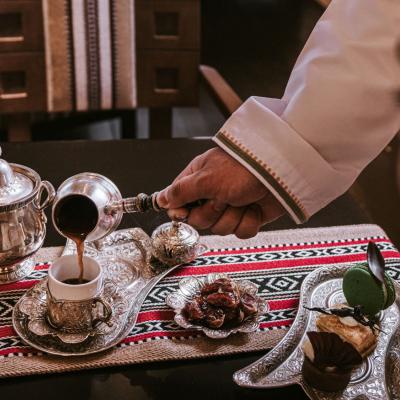 Kávový servis v kaviarni Turath Cafe v hoteli Shangri-La Al Jissah - al Waha, Muscat,