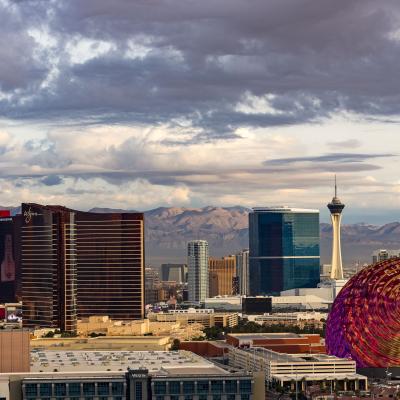 Žiarivé Las Vegas s magickou atrakciou Sphere.