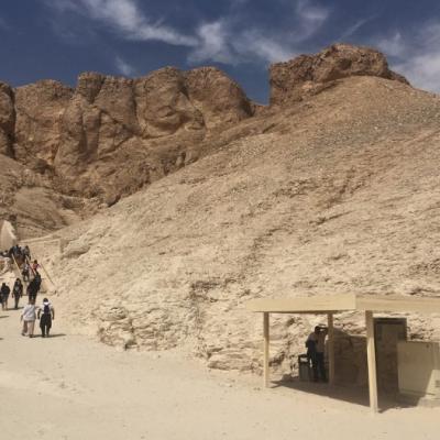 Turisti v Údolí kráľov v Luxore v Egypte.