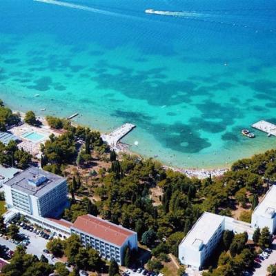 Pobrežie Vodíc s hotelmi a plážou. Chorvátsko